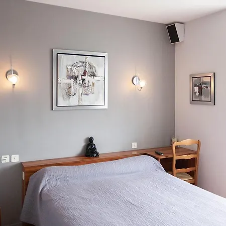 D'hotes La Mansardiere بيت ضيافة 2*