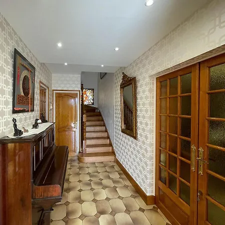 D'hotes La Mansardiere بيت ضيافة 2*